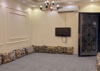 شاليه بمسطح اخضر ومسبح ألعاب مائية