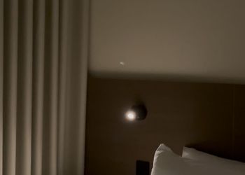 استديو بسرير ماستر وأثاث مريح 