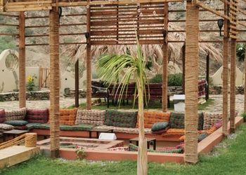 استراحه بمسبح خارجي واطلاله على الجبل