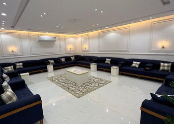شاليه بجلسة تطل على مسبح خارجي 