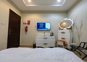 غرفة بسرير ماستر