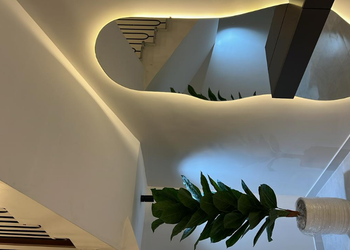 شاليه بمسطح اخضر ومسبح 