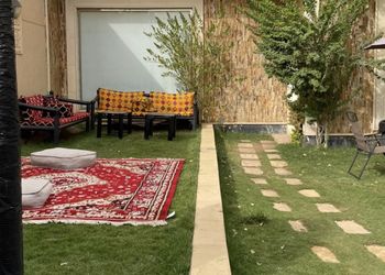 شاليه بمسطح اخضر وجلسة خارجية 