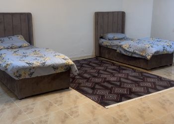 شاليه بجلسة خارجية ومسطح اخضر