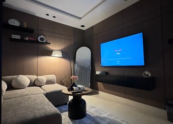 استديو بأثاث فخم وجلسة خارجية