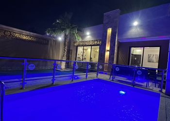شاليه بألعاب أطفال ومسبح خارجي