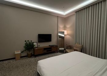 استديو بسرير ماستر وأثاث مريح 
