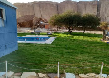 كرفان بإطلالة برية ومسبح خارجي