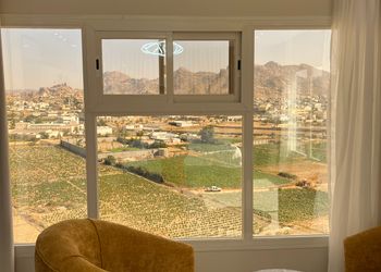 شقة بصالة وثلاث غرف نوم وإطلالة