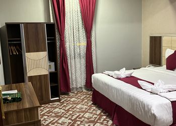 غرفة بسرير ماستر 