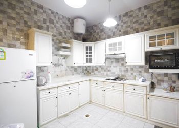 شاليه بمسطح اخضر وجلسة خارجية 