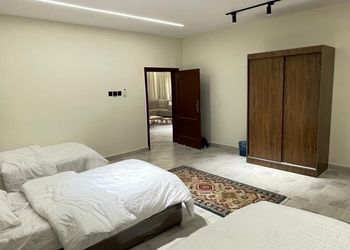 استراحة بصالة جلوس وغرفتين نوم 