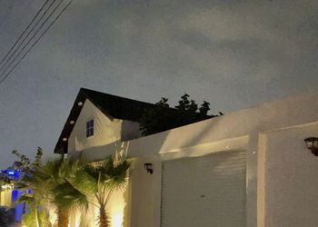 شاليه بجلسة خارجية و مسطح اخضر