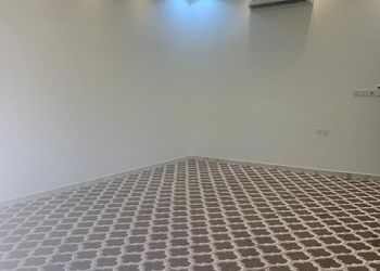 شالية بصالة ومسطح اخضر مع مسبح