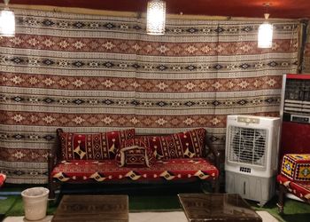 شاليه بجلسة وسط مسبح داخلي