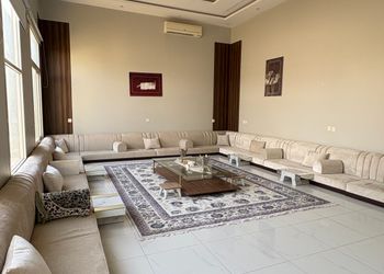 استراحة بمجلس واسع وفناء خارجي