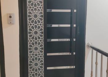 شقة بصالة مريحة وغرفة نوم 