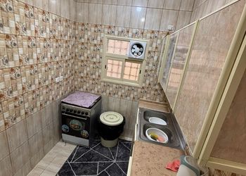 شقة بصالة جلوس وغرفتين نوم 