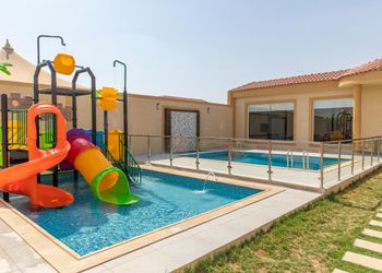 شاليه بمسبح بألعاب مائية