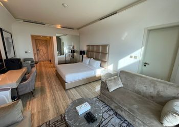 استديو بسرير ماستر وجلسه جانبيه