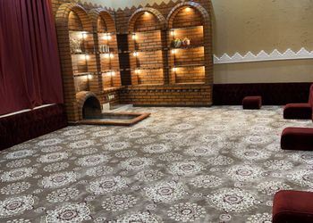 شاليه بجلسة تطل على مسبح خارجي 