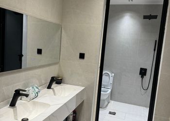 شاليه بمسطح اخضر ومسبح 