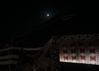 مخيم بجلسة خارجية و بيت شعر