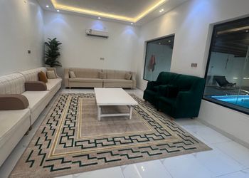 كوخ بألعاب مائية ومسطح اخضر