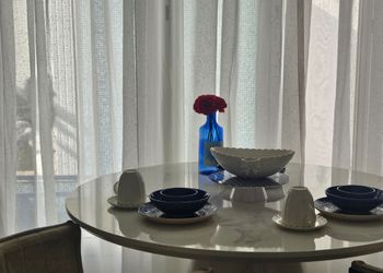شالية بطابع يوناني وسرير اعمدة