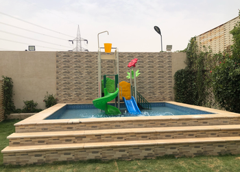 شاليه بمسطح اخضر وجلسات خارجيه