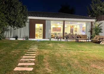 شاليه بجلسة خارجية ومسطح اخضر