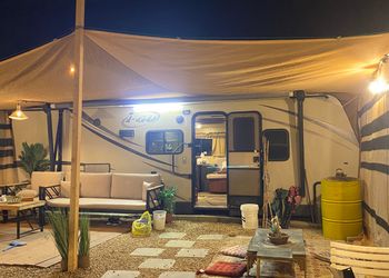 كرفان بجلسة مطلة على الجبل