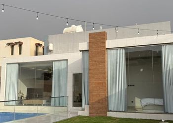 شاليه بمسطح اخضر ومسبح 