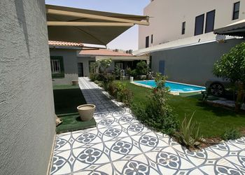 شاليه بجلسة خارجية ومسبح 
