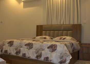 استديو بأثاث مريح وبسيط 