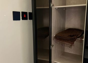 استديو بأثاث مريح وبسيط 