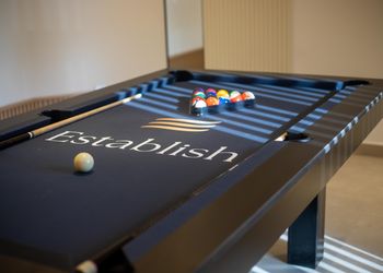 شقة بغرفتين نوم وصالة وبلياردو