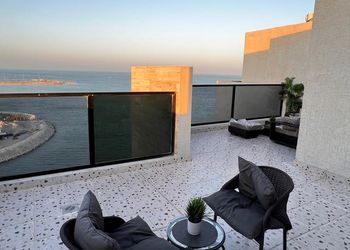 شقة مطلة على البحر مع بلكونة 
