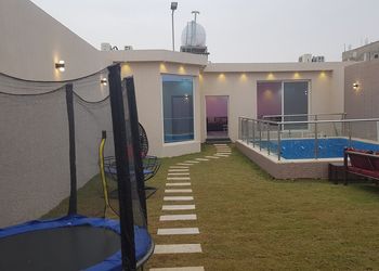 شاليه بألعاب أطفال ,موقد حطب,مسطح اخضر,