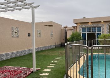 شاليه بمسبح خارجي وصالة جلوس