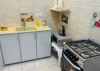 شاليه بجلسة تطل على مسبح خارجي 
