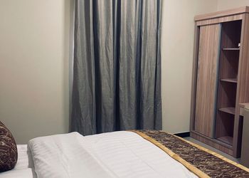 غرفة بسرير ماستر