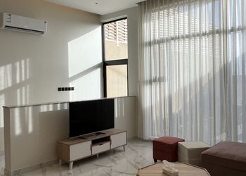 شاليه بصالة مطلة على المسبح