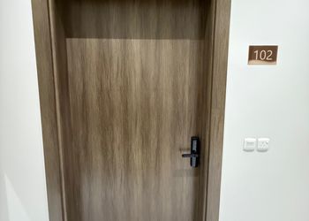 شقة بغرفة معيشة وغرفتين نوم 