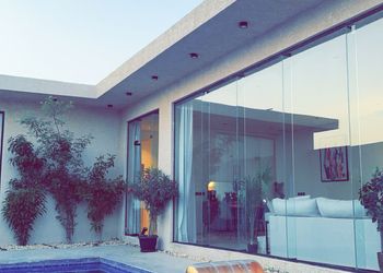 شاليه بمسبح خارجي وجلسة خارجية