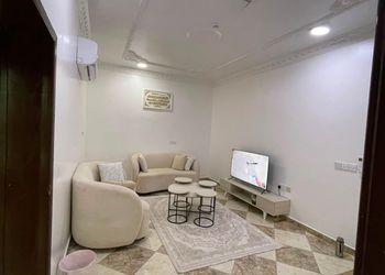 شقة بغرفة معيشة وغرفة نوم 