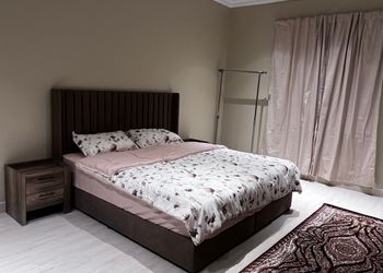 استديو بأثاث مريح وبسيط 