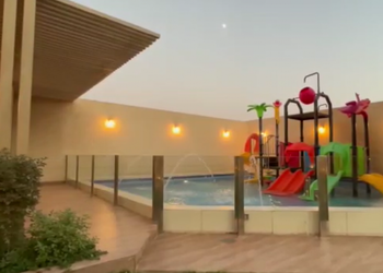 شاليه بصالة مطلة على المسبح 