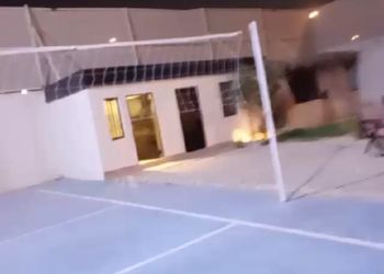 استراحة بجلسة وملعب كورة طائرة 
