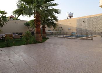 شاليه بجلسة خارجية مطلة على المسبح